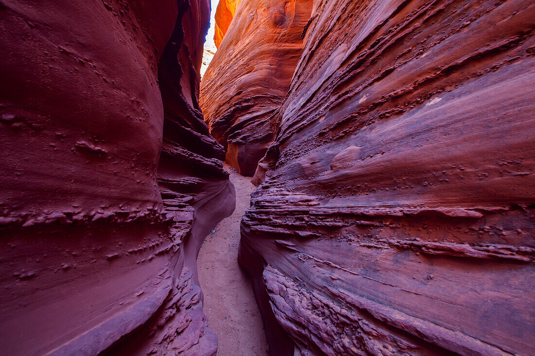 Eine enge, gewundene Passage im Spooky Slot Canyon.