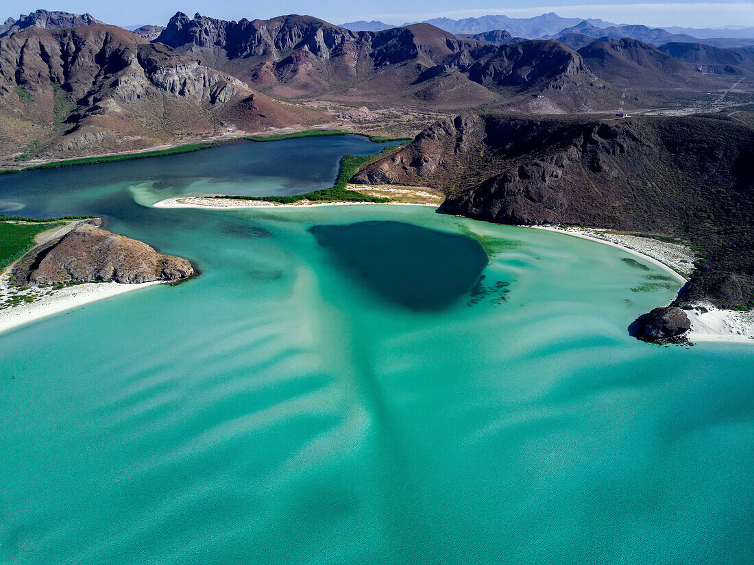 Gewellte Sandformen in der Ballandra Bay aus der Luft gesehen.