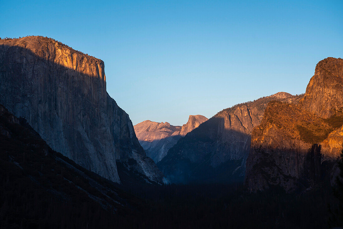 El Capitan und Halfdome bei Sonnenuntergang im Yosemite National Park.