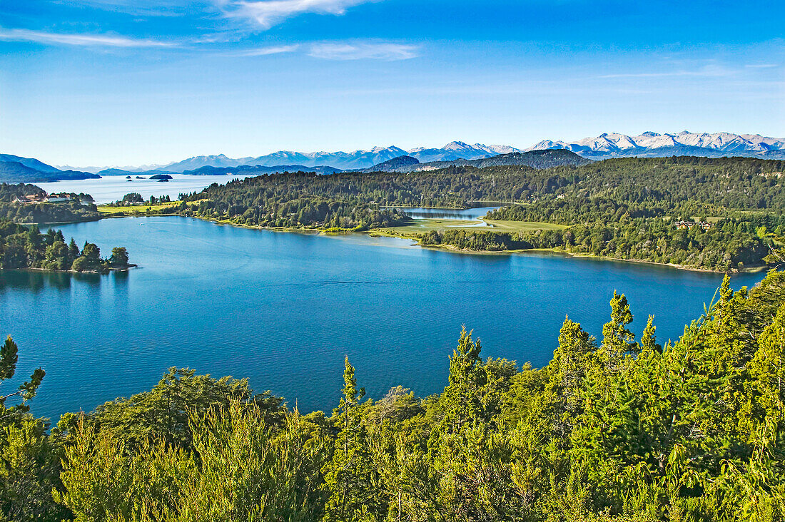 Eine Berg- und Seeszene, Lago Nahuel Huapi im Parque Nacional Nahuel Huapi in der Nähe von San Carlos de Bariloche in der Seenplatte von Patagonien; Parque Nacional Nahuel Huapi, Patagonien, Argentinien
