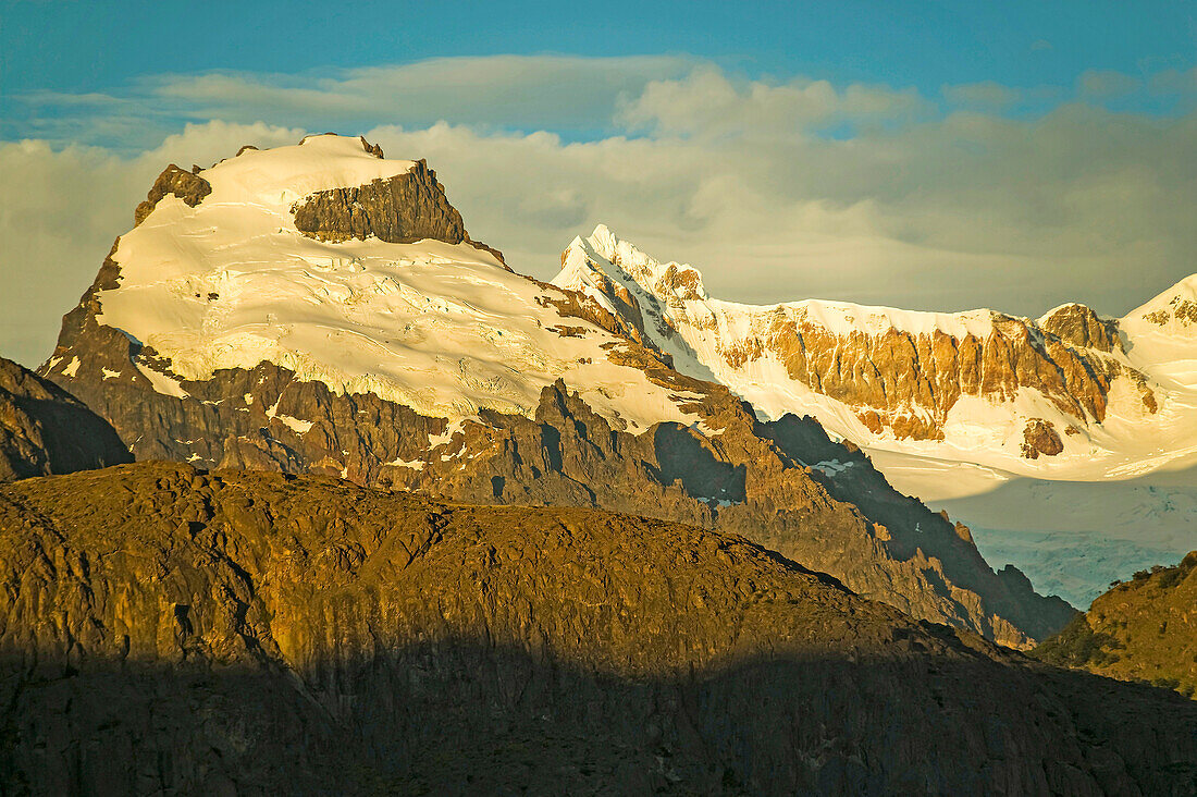 Schneebedeckte Berggipfel, Teil der Cerro Torre Kette in den südlichen Anden bei El Chalten im Parque Nacional Los Glaciares; Patagonien, Argentinien