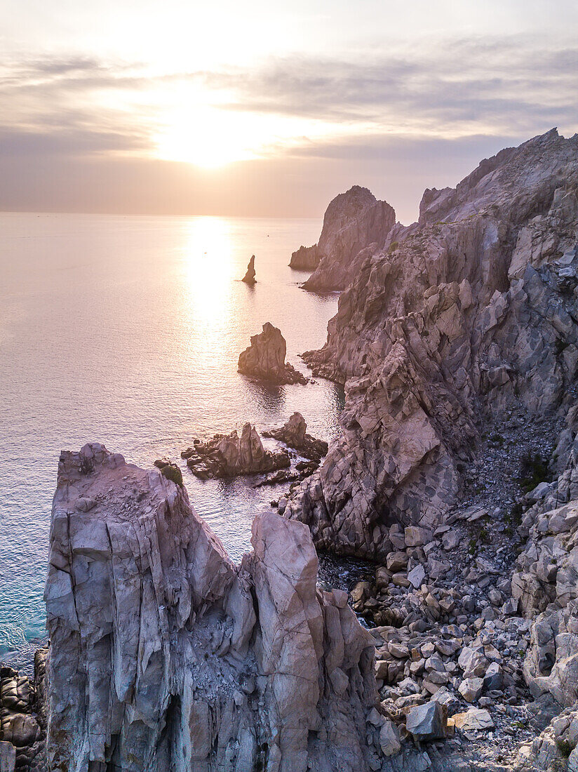 Dramatische Felsformationen an der Küste von Lands End bei Sonnenuntergang; Cabo San Lucas, Baja California Sur, Mexiko