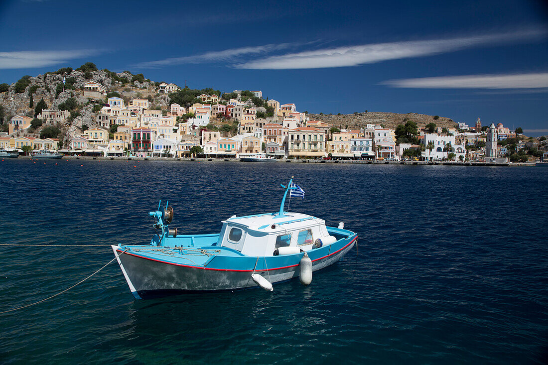 Fischerboot vertäut im Hafen von Gialos, Insel Symi (Simi); Dodekanes Inselgruppe, Griechenland