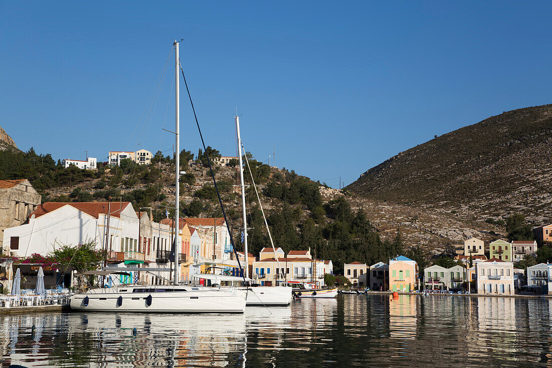 Segelboote im Hafen der historischen Insel Kastellorizo (Megisti) Island; Dodekanes Inselgruppe, Griechenland