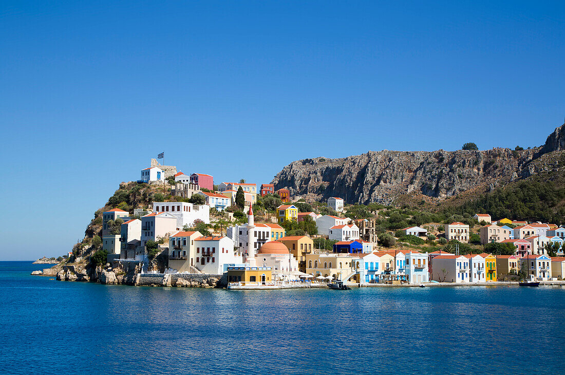 Überblick über die Stadt und Gebäude an der Hafeneinfahrt der historischen Insel Kastellorizo (Megisti); Dodekanes-Inselgruppe, Griechenland
