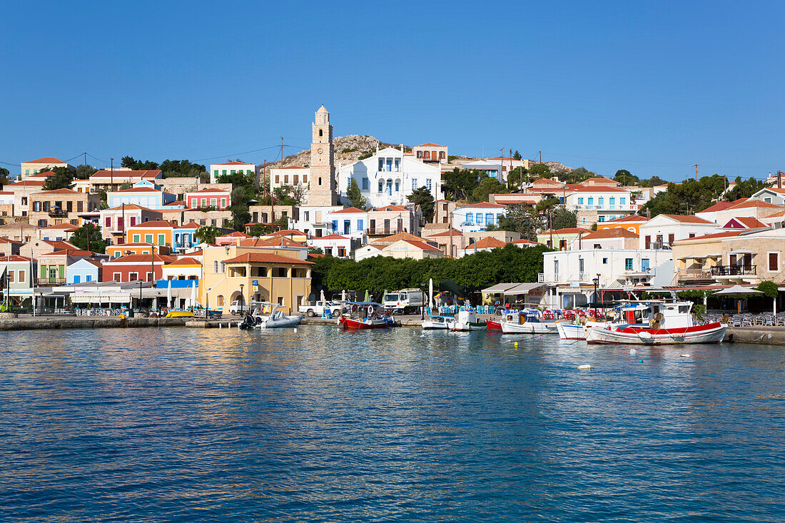 Traditionelle Gebäude und Boote am Hafen von Emborio, dem Hauptort der Insel Chalki (Halki); Dodekanes-Inselgruppe, Griechenland