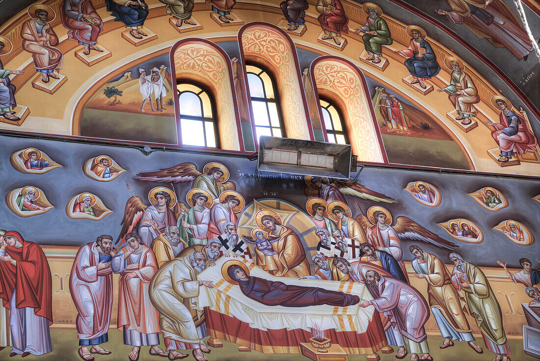 Farbenfrohes religiöses Fresko des Todes und der Himmelfahrt der Jungfrau Maria in der Heiligen Kirche von St. Nicholas in Koukaki; Athen, Griechenland