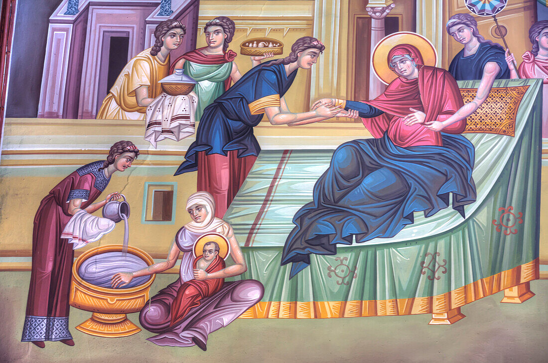 Nahaufnahme eines farbenfrohen religiösen Freskos, das die Geburt der Jungfrau Maria darstellt, im Inneren der Heiligen Kirche St. Nicholas in Koukaki; Athen, Griechenland