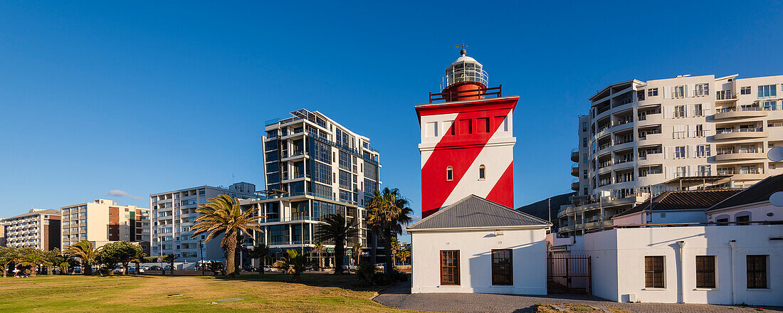 Sea Point Promenade und der Green Point Leuchtturm in Kapstadt; Sea Point, Kapstadt, Südafrika