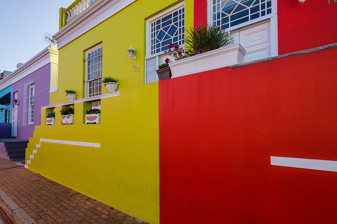 Nahaufnahme von farbenfrohen historischen Häusern in der Wale Street im Bo-Kaap District; Kapstadt, Westkap, Südafrika