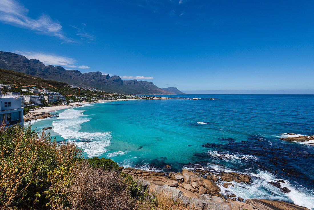 Gebäude und Strandpromenade entlang des Atlantischen Ozeans am Clifton Beach; Kapstadt, Westkap, Südafrika