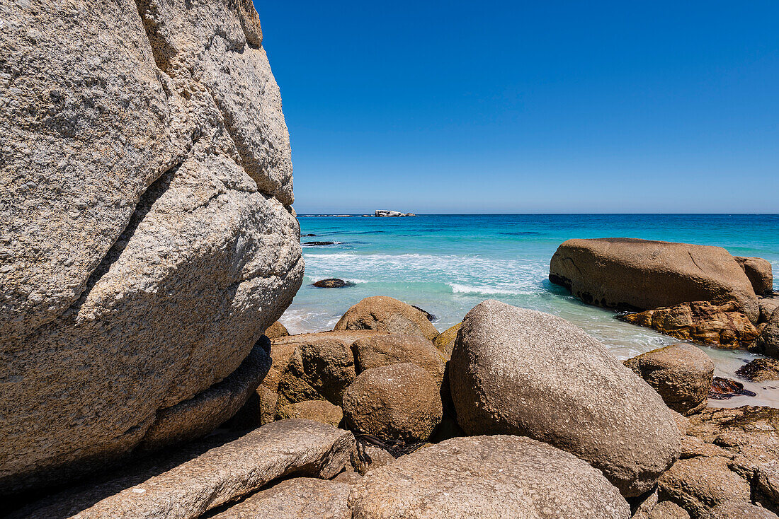 Nahaufnahme der massiven Felsbrocken entlang des Atlantiks am Clifton Beach in Kapstadt; Kapstadt, Westkap, Südafrika