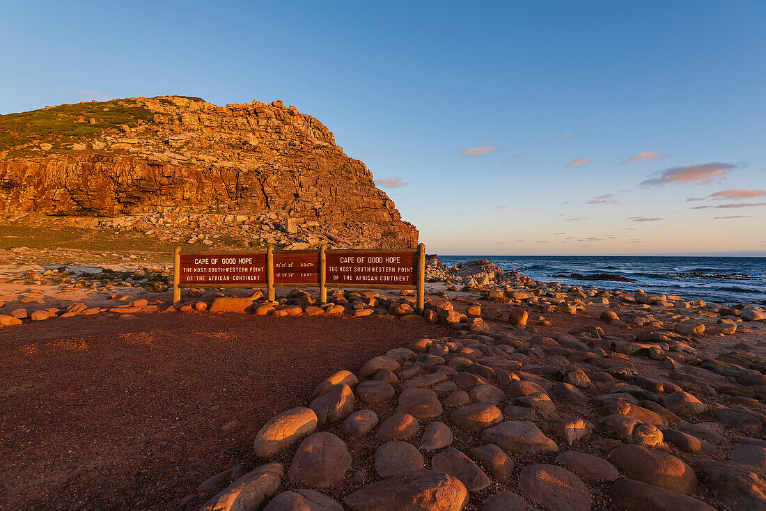 Kap der Guten Hoffnung, die Südspitze der Kaphalbinsel mit Schildern am Strand, die darauf hinweisen, dass das Kap der südwestlichste Punkt des afrikanischen Kontinents ist; Cape of Good Hope Nature Reserve, Westkap, Südafrika