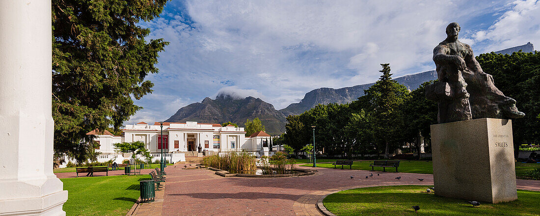 Vordereingang und Gärten der Südafrikanischen Nationalgalerie mit dem Devil's Peak und dem Tafelberg im Hintergrund und einer historischen Statue von Jan Smuts, einem südafrikanischen Premierminister des 20.