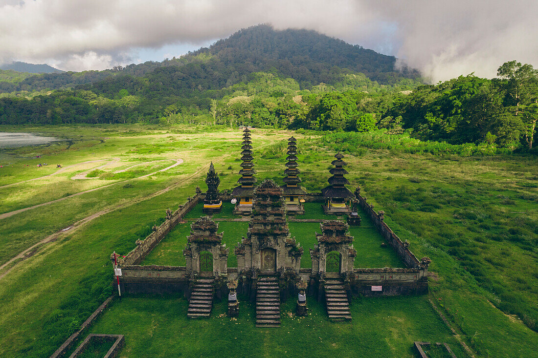 Luftaufnahme von Pura Ulun Danu Tamblingan, balinesischer Hindu-Tempel am Tamblingan-See; Tamblingan-See, Regentschaft Buleleng, Bali, Indonesien