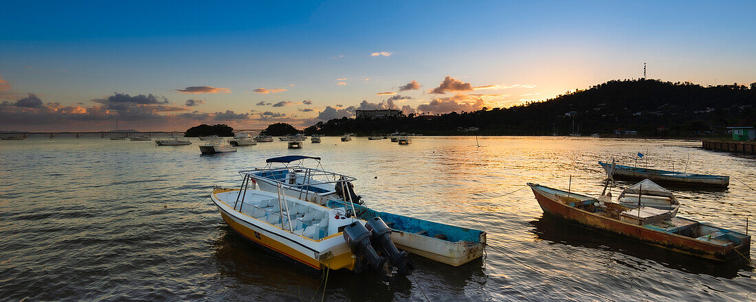 Boote im Hafen von Samana Bay entlang der Küste von Samana bei Sonnenuntergang; Samana Peninsula, Dominikanische Republik, Karibik