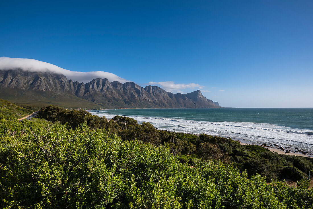Blick über den Kogel Bay Beach entlang der malerischen R44 Route mit den Kogelbergen in der Ferne; Kogel Bay, Kapstadt, Westkap, Südafrika