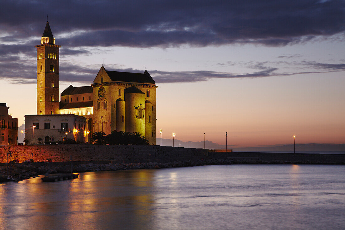Blick auf die Kathedrale am Hafen von Trani in der Abenddämmerung; Trani, Apulien, Italien.