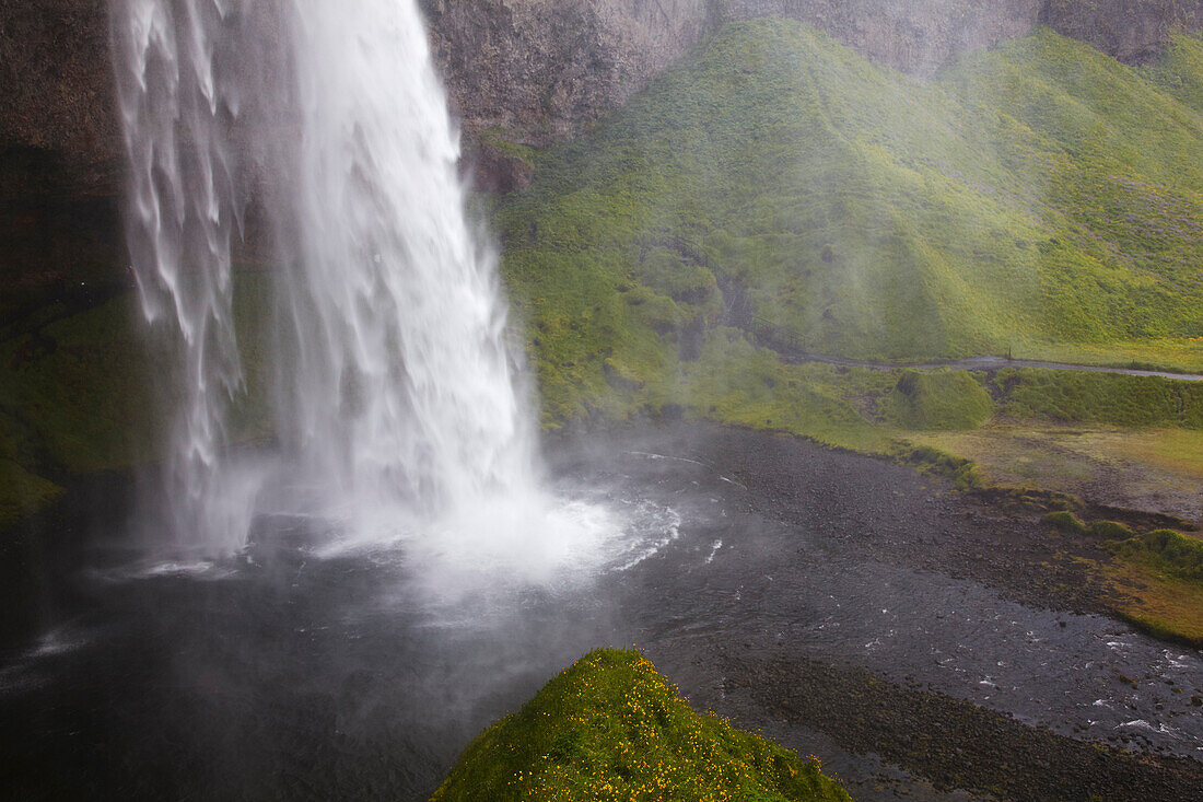 Die untere Hälfte des Seljalandsfoss Wasserfalls, an der Südküste Islands; Seljalandsfoss Wasserfall, Vik, Island.