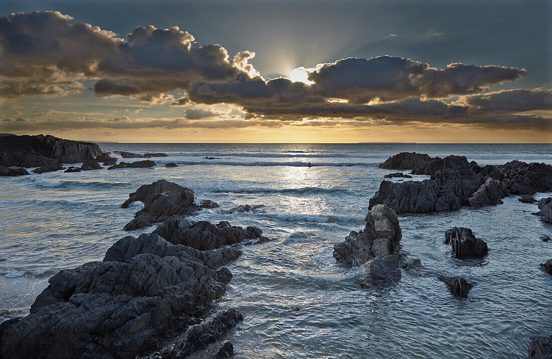 Ein atlantischer Sonnenuntergang, gesehen von der Nordküste von Devon; Südwestengland, Großbritannien, Vereinigtes Königreich