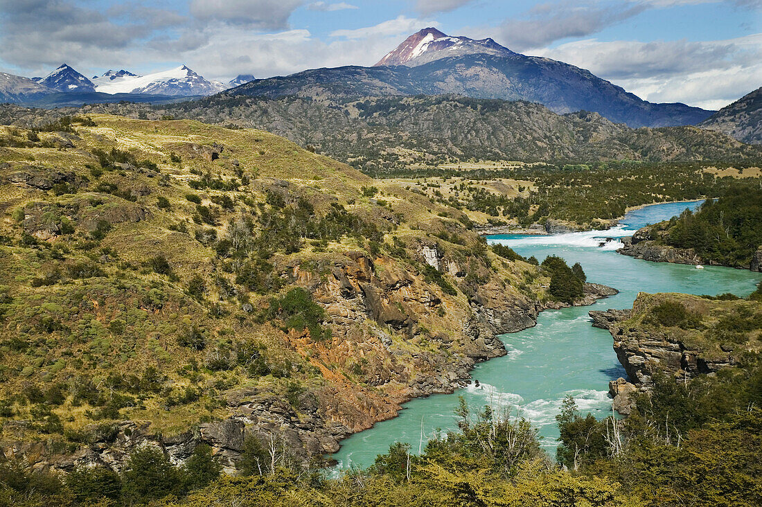 Der Rio Baker fließt durch eine zerklüftete Landschaft in Patagonien, Chile; Der Rio Baker, Patagonien, Chile.