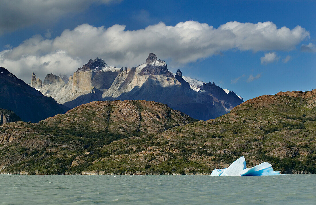 Die Gipfel der Cuernos del Paine vom Grey-See aus gesehen; Torres del Paine National Park, Patagonien, Chile.