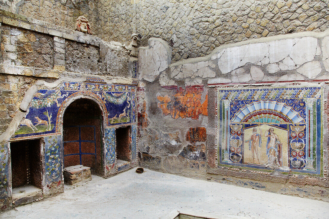 Die Überreste der öffentlichen Bäder in Herculaneum, in der Nähe von Neapel, Italien; Herculaneum, Provinz Kampanien, Italien.