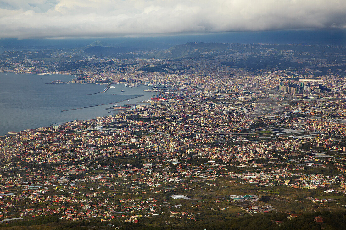 Ein Blick auf Neapel von den Hängen des Vesuvs, Neapel, Italien; Vesuv, Italien.