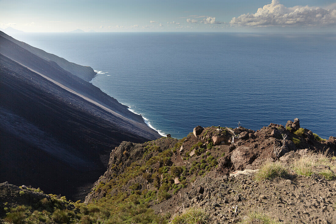 Die vulkanischen Hänge und die Küste von Stromboli, Äolische Inseln, Italien; Insel Stromboli, Äolische Inseln, Sizilien, Italien.