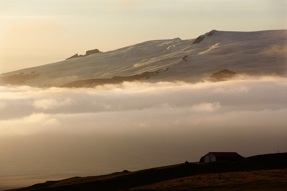 Ein Blick auf den Hvannadalshnukur (2119m, 6929ft), Islands höchsten Gipfel; Hvannadalshnukur, Skaftafell National Park, Ingolfshofdi, Island.