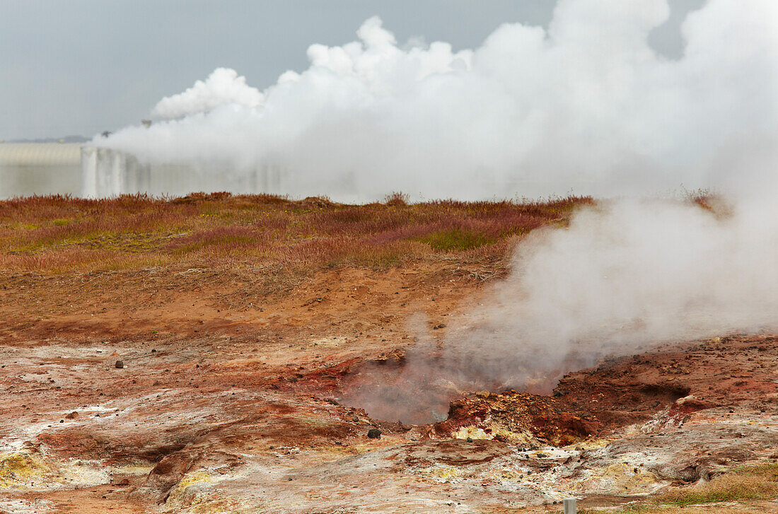 Geothermisches Feld von Gunnuhver, mit einem geothermischen Kraftwerk dahinter, Island; Reykjanesviti, Reykjanes-Halbinsel, Island.