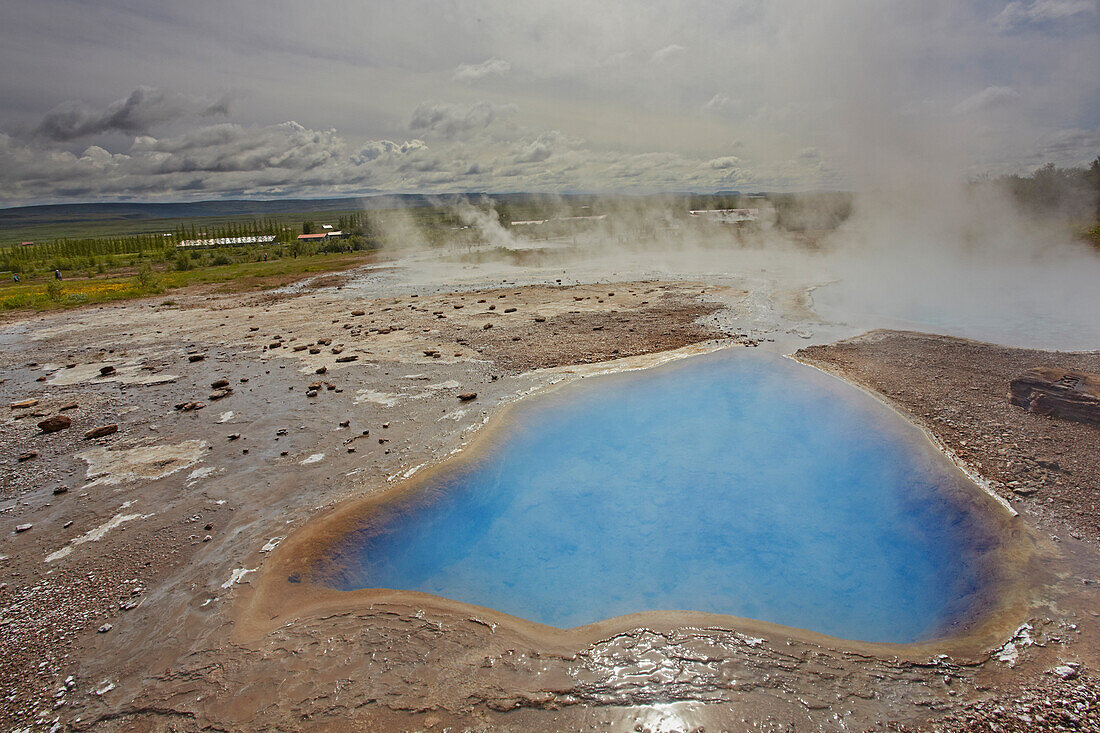 Ein Thermalbecken mit gelösten Mineralien, Geysir, Südwest Island; Geysir, Island.