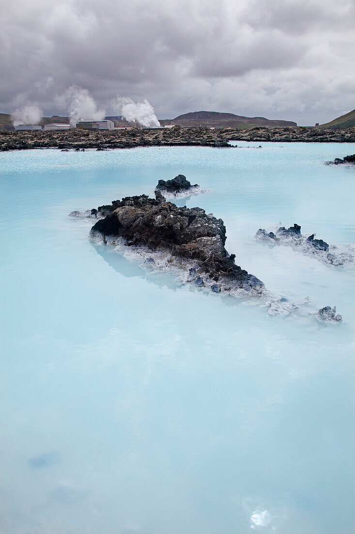 Abfallbecken eines geothermischen Kraftwerks in der Nähe der Blauen Lagune, Island; Grindavik, Island.
