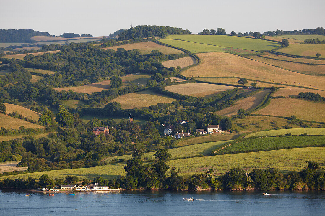 Eine sommerliche Ackerlandschaft am Fluss in Südengland; Fluss Teign, Teignmouth, Devon, Großbritannien.