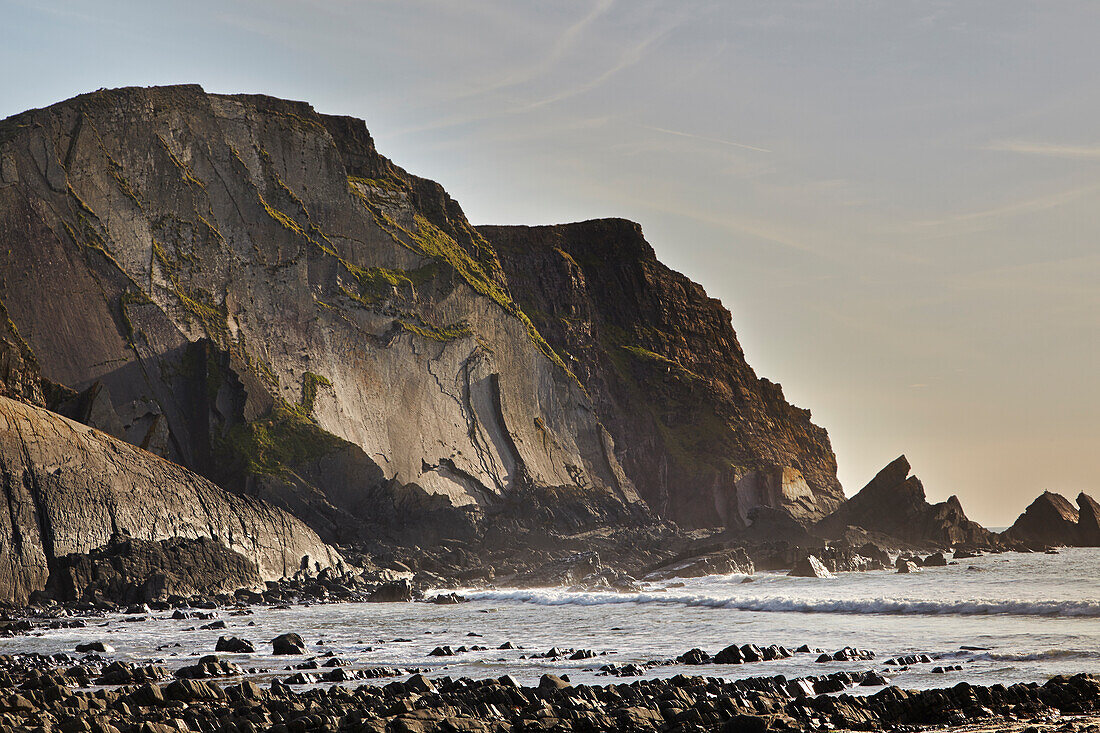 Klippen an der Atlantikküste, an der Nordküste von Devon, England; Damehole Point, Devon, Großbritannien.