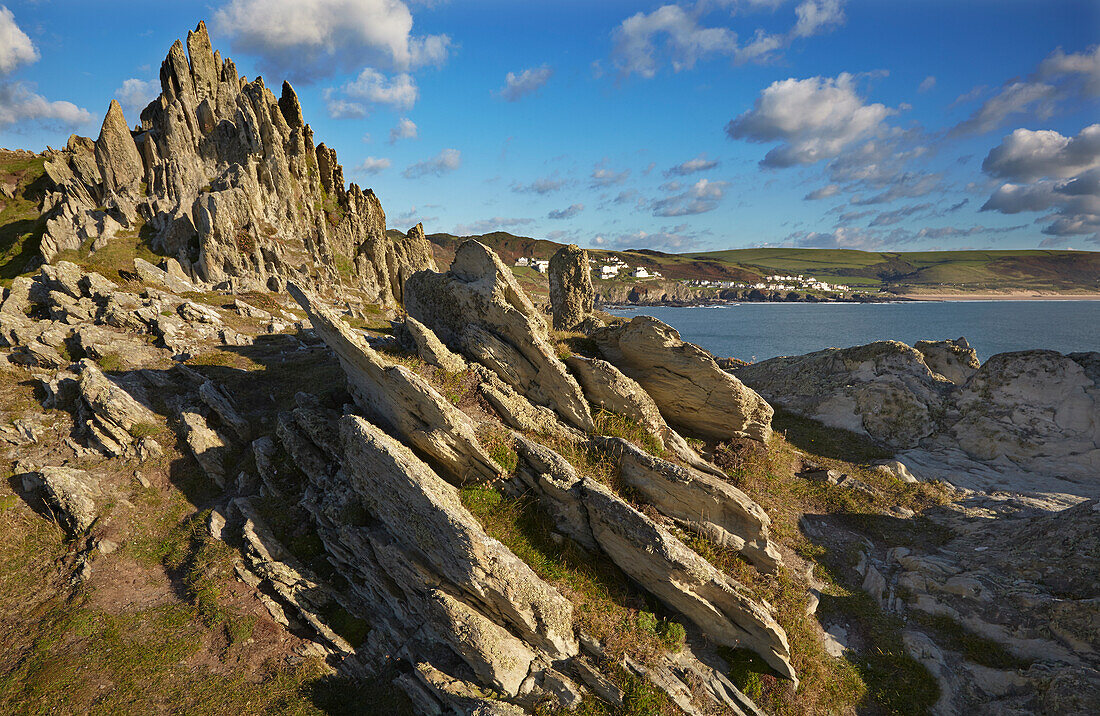 Die Felsen von Morte Point, einer zerklüfteten, felsigen Landzunge an der Atlantikküste von Nord-Devon, mit Blick auf Woolacombe von Mortehoe bei Barnstaple, Devon; Südwestengland, Großbritannien, Vereinigtes Königreich