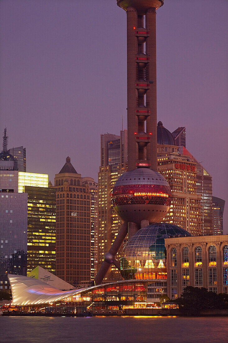 Der Stadtteil Pudong mit dem Oriental Pearl TV Tower vom Bund aus gesehen, Shanghai, China in der Abenddämmerung; Stadtteil Pudong, Shanghai, China.