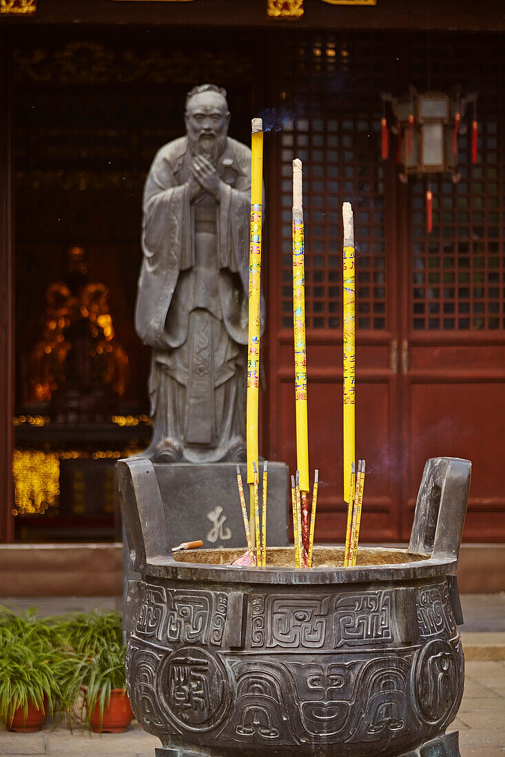 Räucherstäbchen und eine Konfuzius-Statue im Konfuzius-Tempel, Shanghai, China; Nanshi, Altstadt, Shanghai, China.