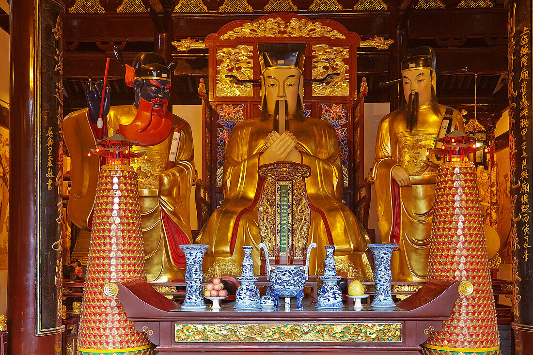 Statuen der Tempelgottheiten in der Haupthalle des Chenghuang-Tempels, des Stadtgott-Tempels, in der Nähe des Yuyuan-Gartens, Shanghai, China; Shanghai, China.