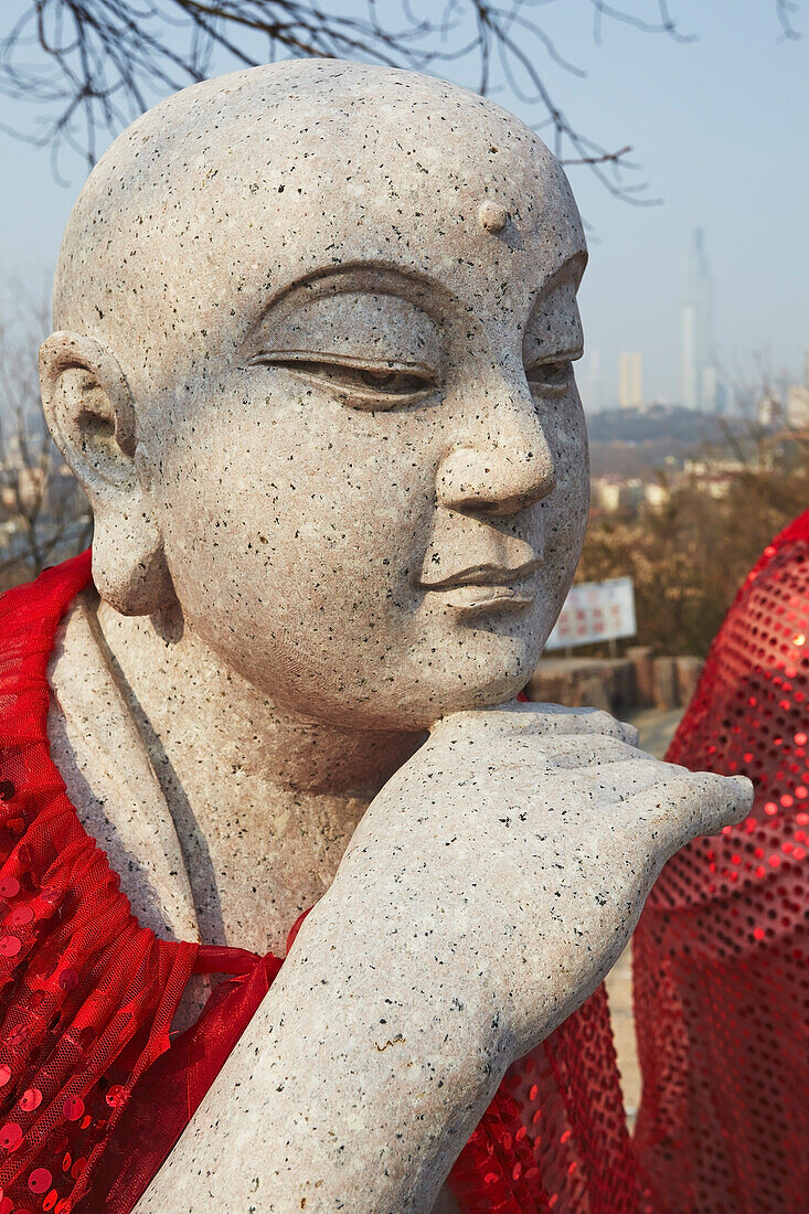 Eine Statue eines Luohan oder eines lebenden Buddhas im Jiuhuashan-Tempel in der Nähe des Xuanwu-Sees, Nanjing, Provinz Jiangsu, China; Jiuhuashan-Tempel, Nanjing, Provinz Jiangsu, China.