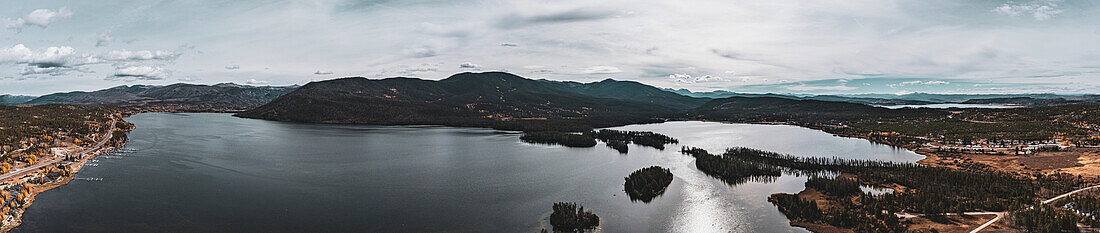 Panoramic view of water and the La Sal Mountains in Utah, USA; Utah, United States of America