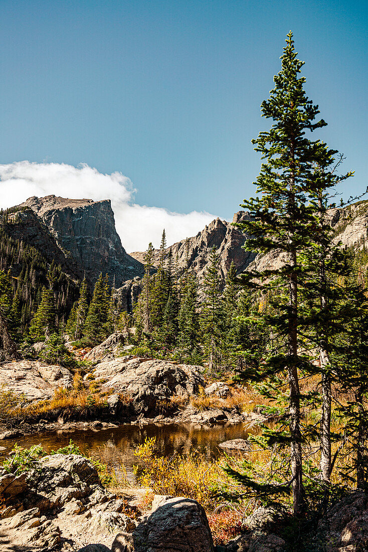 Hallett Peak im Rocky Mountain National Park, Rocky Mountains; Colorado, Vereinigte Staaten von Amerika