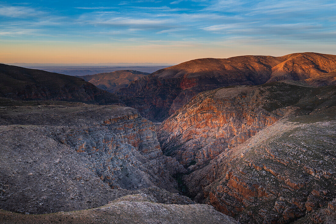 Bergkette mit zerklüfteten Felsen entlang des Swartberg Passes in der Prince Albert Area; Westkap, Südafrika