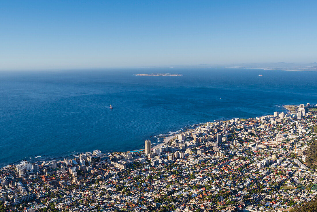 Überblick über die Skyline von Kapstadt und die Küstenlinie entlang der Atlantikküste; Kapstadt, Westkap-Provinz, Südafrika