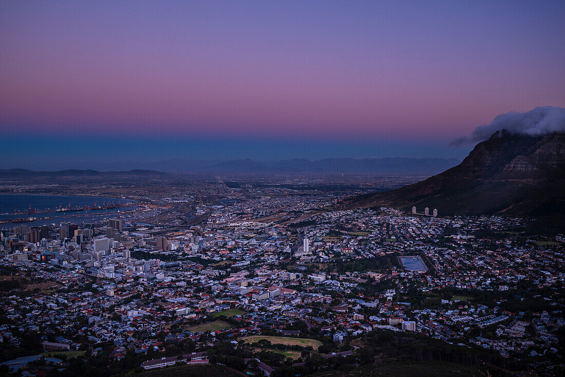 Überblick über die Stadtsilhouette von Kapstadt vom Signal Hill in der Dämmerung mit der Silhouette des Tafelbergs an der Seite; Kapstadt, Westkap-Provinz, Südafrika