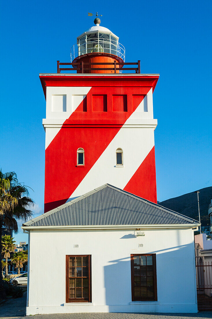 Nahaufnahme des Green Point-Leuchtturms an der Sea Point-Promenade in Kapstadt; Sea Point, Kapstadt, Südafrika