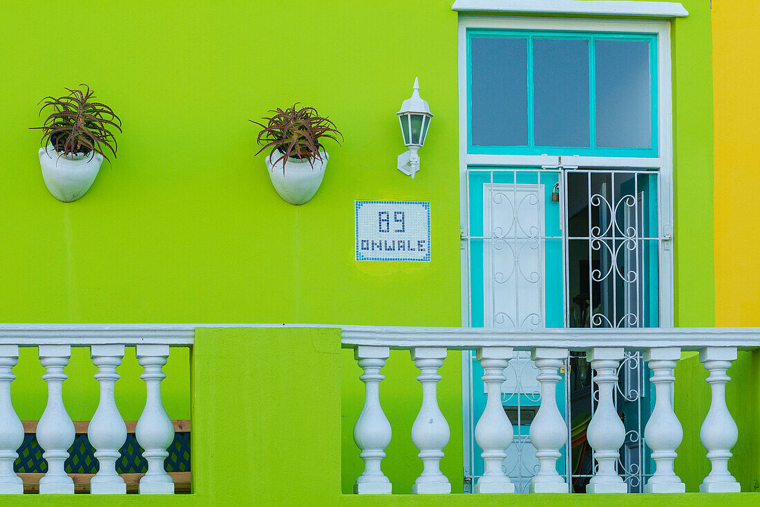 Nahaufnahme von bunten historischen Häusern in der Wale Street im Bo-Kaap Bezirk; Kapstadt, Westkap, Südafrika