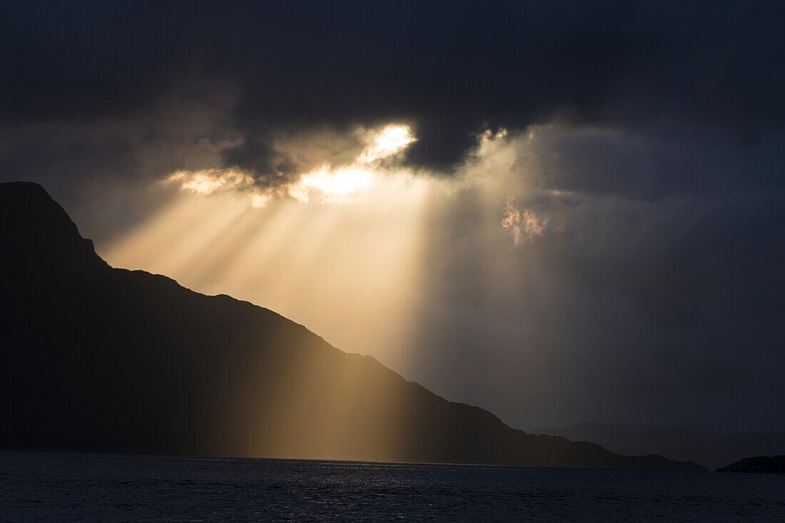 Atlantischer Ozean und Silhouette der Küstenberge bei Sonnenuntergang bei Kylesmorar; Mallaig, Schottland