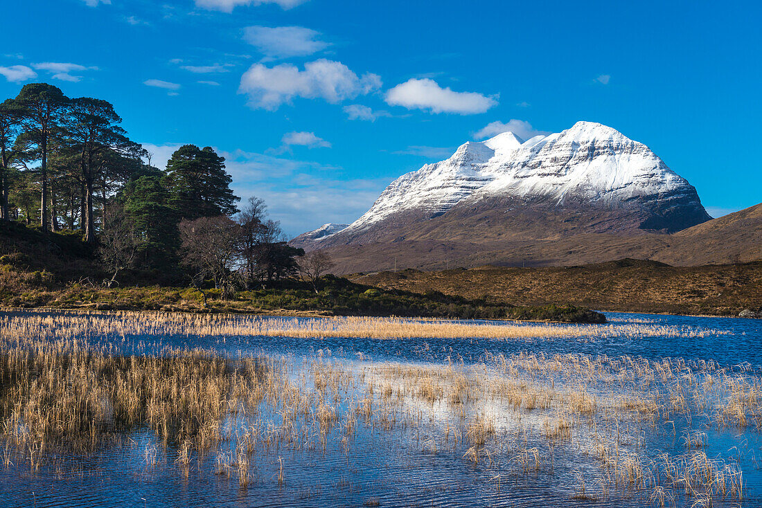 Blick über den kleinen Lochen zum verschneiten Liathach, Glen Torridon; Schottland, Vereinigtes Königreich