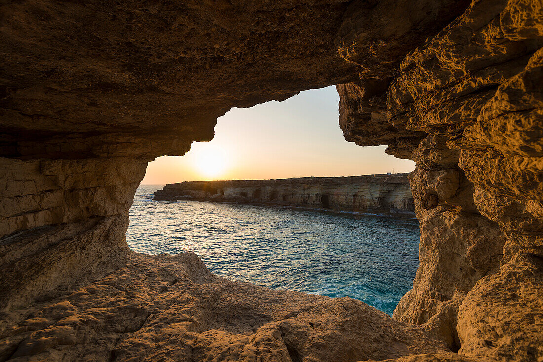 Blick aus einer Höhle bei Sonnenuntergang nahe Ayia Napa; Zypern